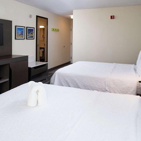 Hampton Inn Greensboro Airport Buitenkant foto
