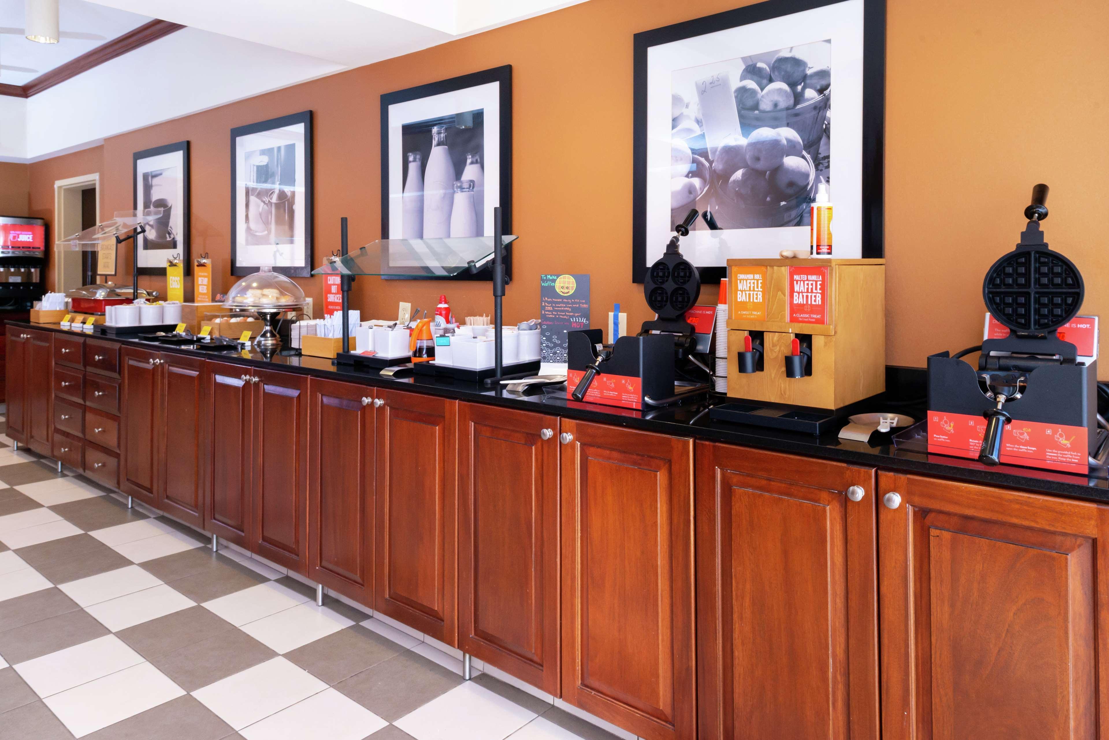 Hampton Inn Greensboro Airport Buitenkant foto