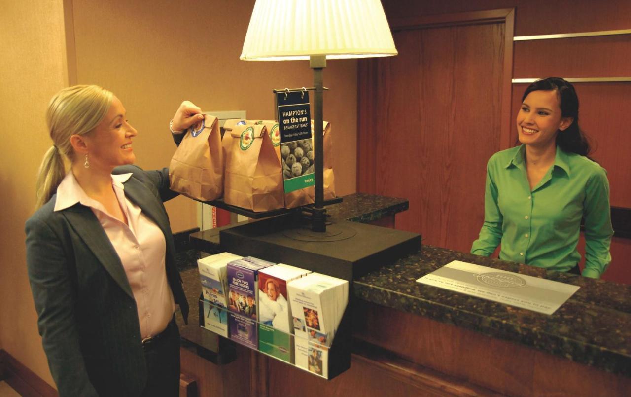 Hampton Inn Greensboro Airport Buitenkant foto