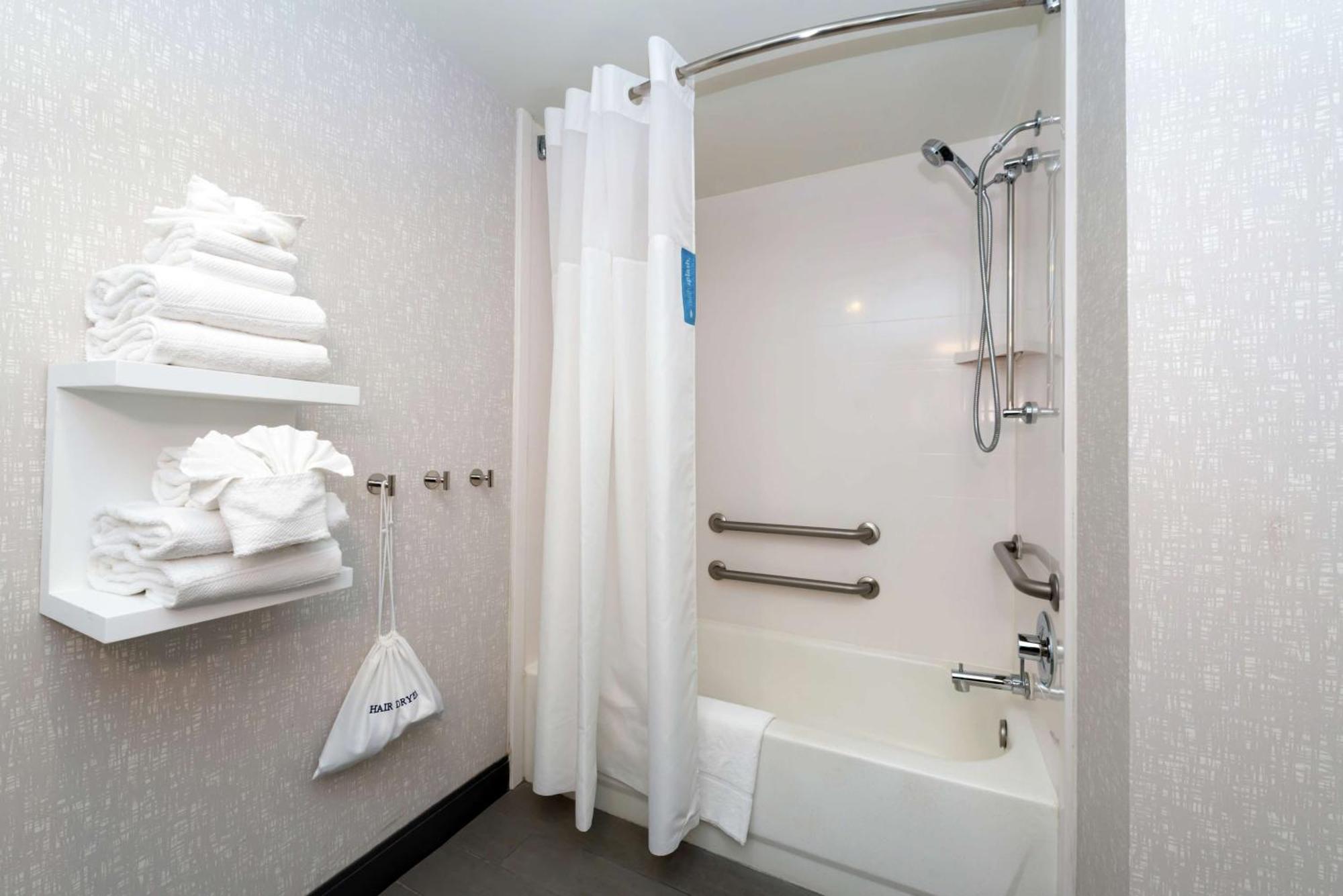 Hampton Inn Greensboro Airport Buitenkant foto